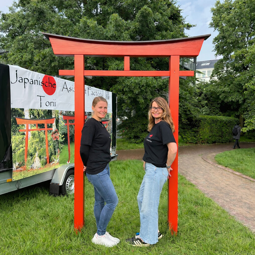 Handgefertigtes Torii aus Holz, Team