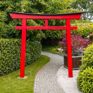Großes japanisches Torii aus Holz im Garten mit geschwungenem Weg – Myojin Torii 077 rot