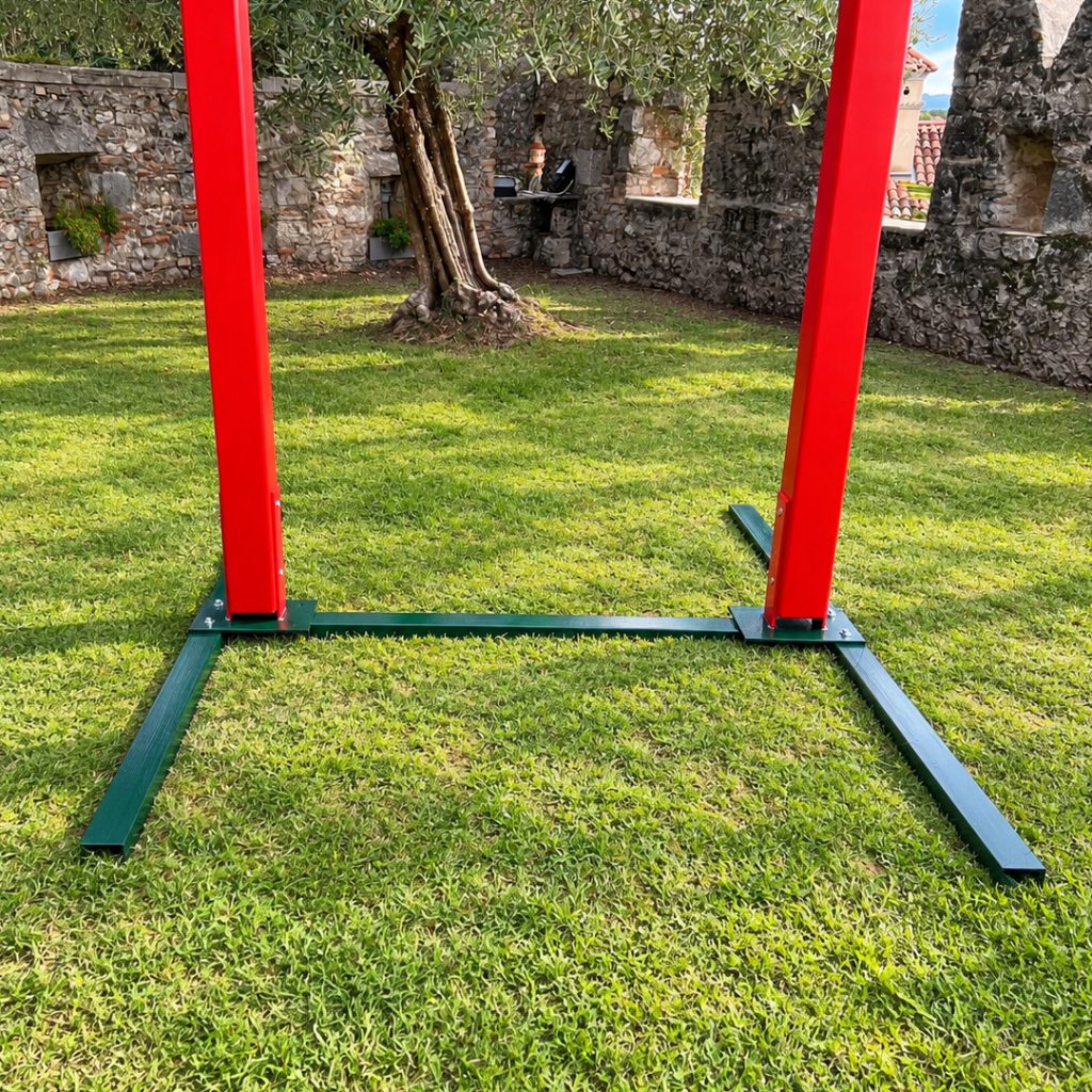 Standsichere Verschraubung des Torii Heian im Bodengestell auf Rasenfläche